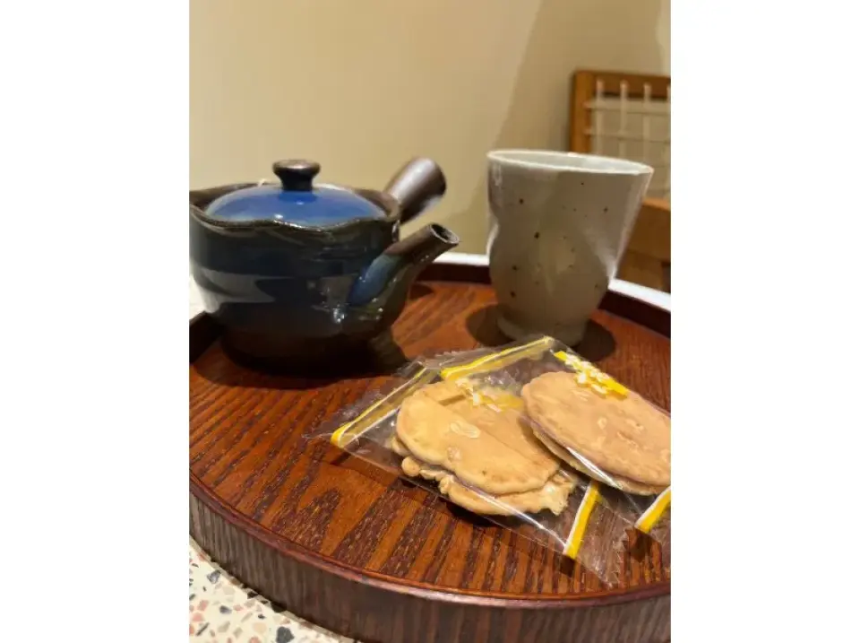 ③日本茶と和菓子を提供。日本らしい食器と美味しい日本茶と和菓子をお楽しみください。