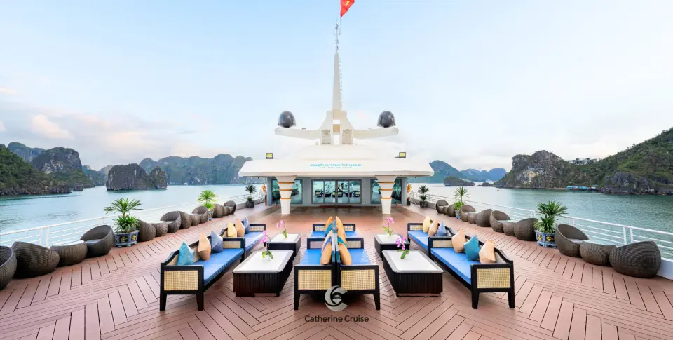 凱瑟琳豪華遊輪的頂層甲板，擺放著時尚舒適的戶外沙發，旅客可在此飽覽下龍灣的壯麗全景。