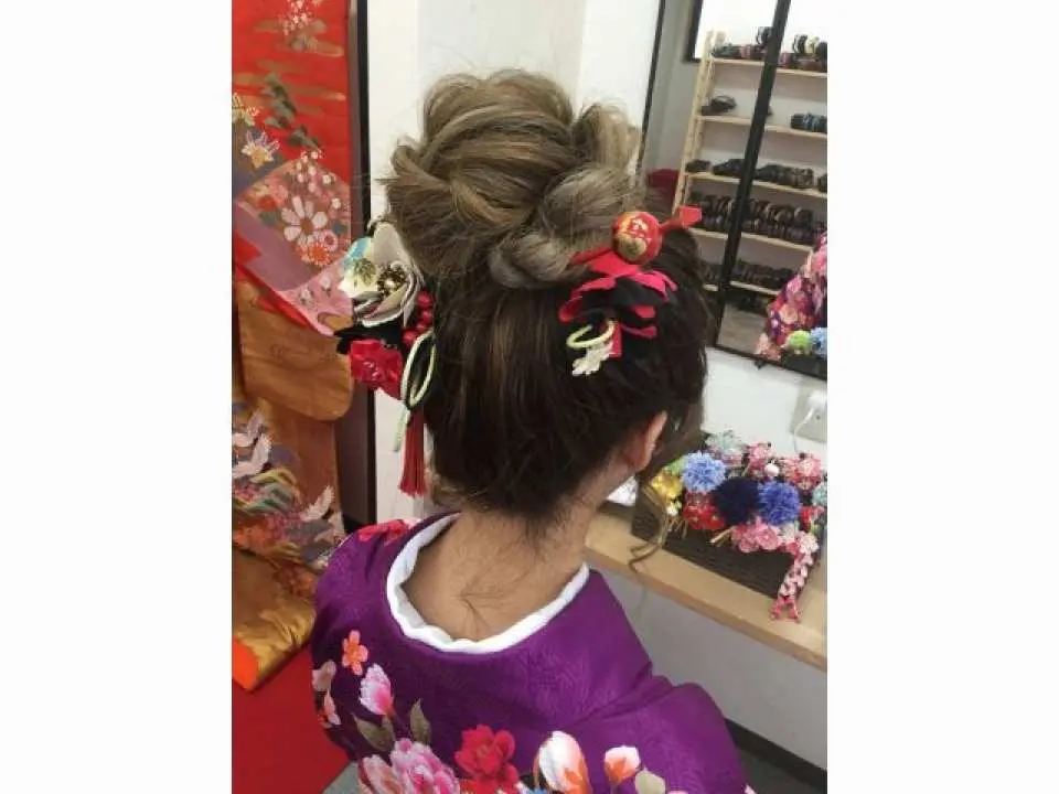 京都和服租借店內，顧客展示華麗的日式造型髮型，搭配豐富的特色髮飾，彰顯個人訂製的高級和服搭配。