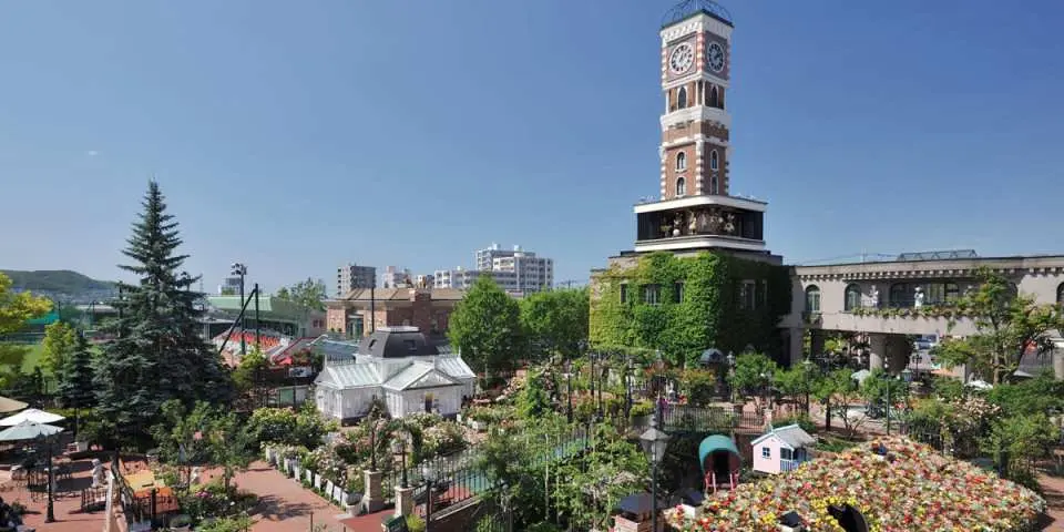 白色戀人公園內覆蓋常春藤的鐘樓與花園，是札幌私人導覽一日遊中適合家庭參觀的夢幻景點。