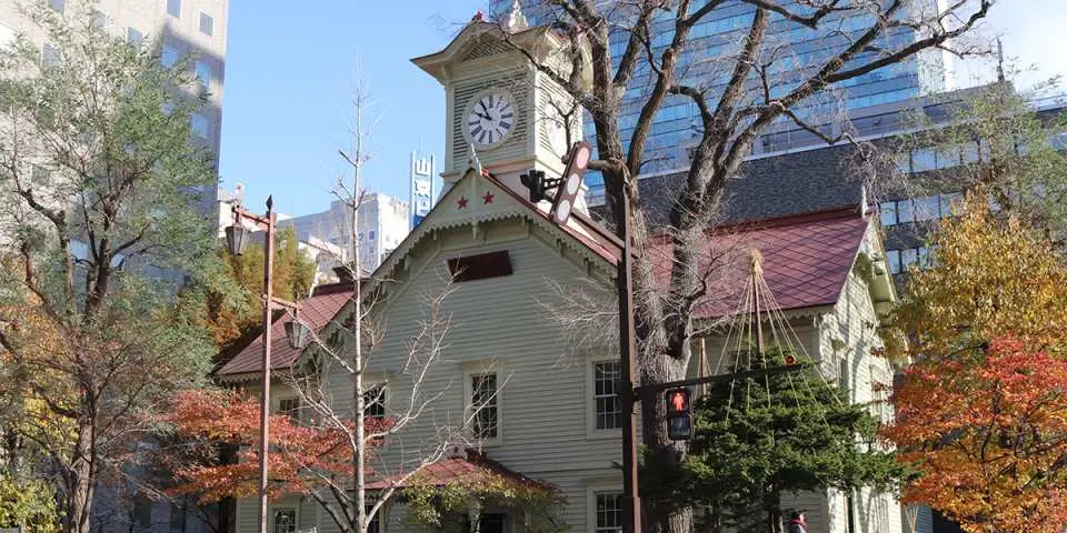 札幌時計台在秋葉環繞下顯得格外迷人，是私人步行導覽中體驗札幌歷史與季節變化的獨特景點。