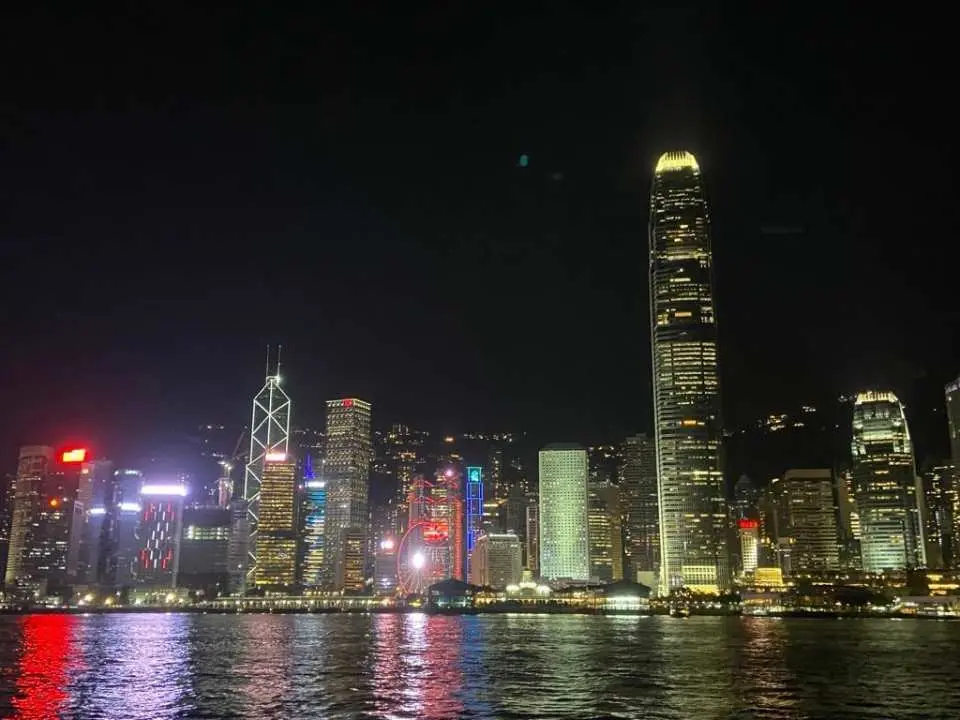 沿途欣賞灣仔會展及中環一帶的夜景