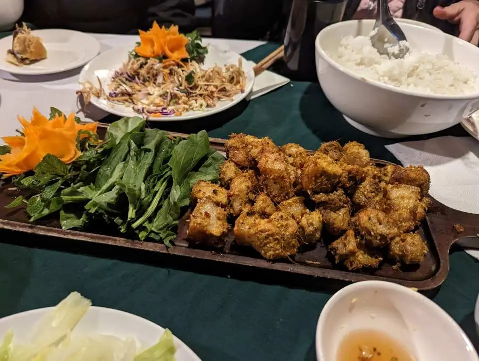 Red Dzao House Restaurant은 현지 식재료로 만든 신선하고 맛있고 만족스러운 요리로 유명합니다.