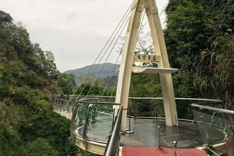 The Xiaowulai Skywalk glass platform allows you to admire the Xiaowulai Valley from a high altitude