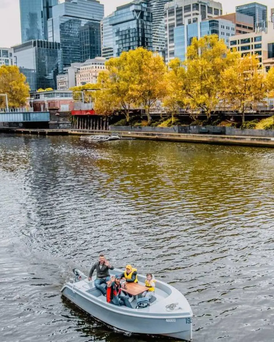 멜버른 도심에서 항해를 시작하고 환상적인 바와 풍경을 지나며 지나가는 모든 사람에게 손을 흔들어 주세요!
