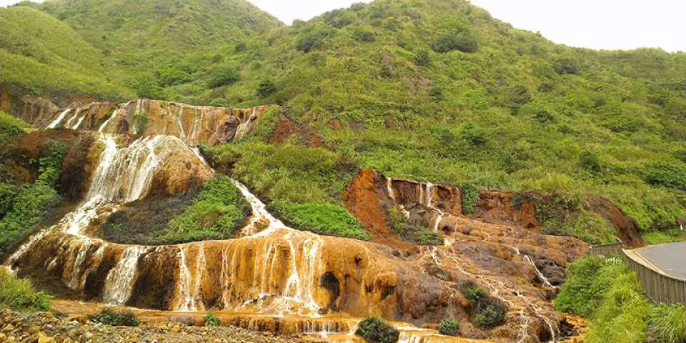 The upper reaches of the waterfall are where copper mines are mined. Rainwater seeps in and flows out, making the golden color of the metal ore a magnificent sight.