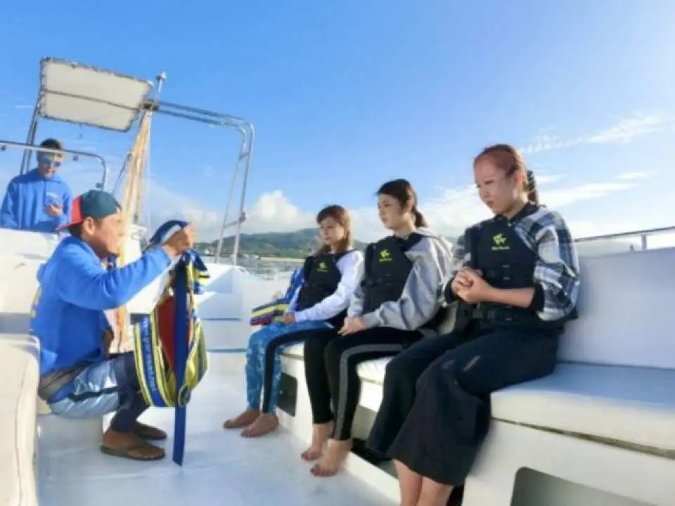 [Experience preparation/movement]

While moving to the parasailing experience point (about 5 to 20 minutes), we will explain the precautions for parasailing!