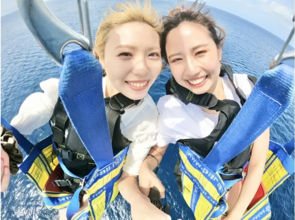 [Enjoy the parasailing experience]