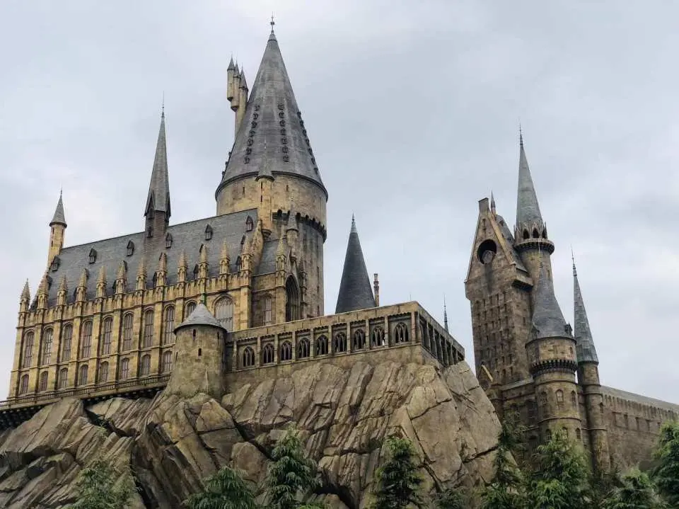 哈利波特禁忌之旅
极致的裸眼特效帯大家飞弛在360度展开的哈利波特魔法世界，加上全新升级的魔法效果，还能感受龙的火焰与摄魂怪的寒气！必刷