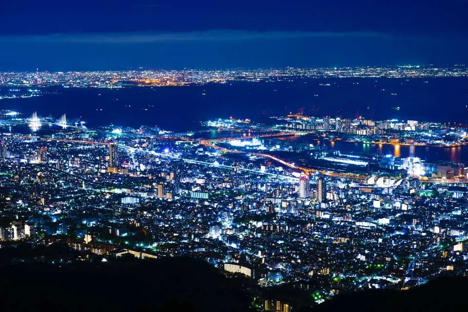 「神戸摩耶山・掬星台」以「日本三大夜景」聞名，掬手可得星星命名為掬星台（手で星を掬う），放眼望去大阪湾和神戸市景盡入眼簾を眼下，堪稱日本的百萬夜景。
