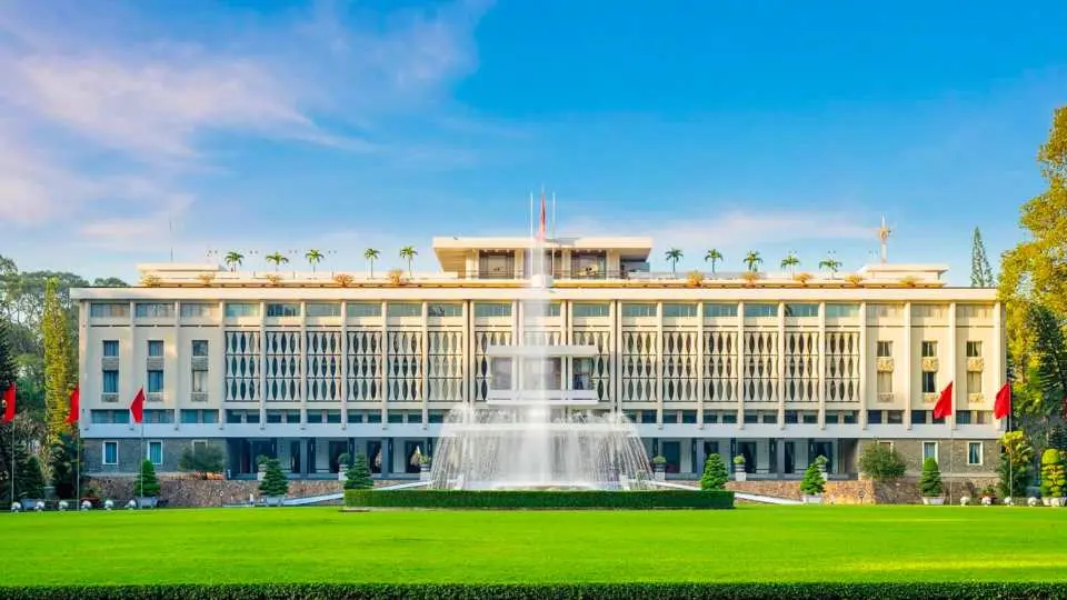 สถานที่ต้องไปเยี่ยมชม: พระราชวังอิสรภาพ (Reunification Palace) เป็นสถานที่ทางประวัติศาสตร์ที่สำคัญ พระราชวังแห่งนี้มีบทบาทสำคัญในประวัติศาสตร์ของเวียดนาม นักท่องเที่ยวสามารถสำรวจห้องต่างๆ ที่ได้รับการอนุรักษ์ไว้ บังเกอร์ใต้ดิน และสวนอันเขียวชอุ่มเพื่อทำความเข้าใจอดีตของประเทศ