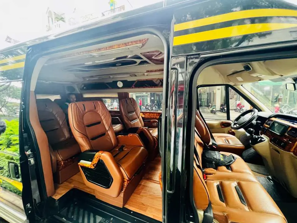 สัมผัสบริการรถรับ-ส่งที่ผ่อนคลายและเป็นส่วนตัวเพื่อสำรวจเมืองโฮจิมินห์ที่มีชีวิตชีวา เพลิดเพลินไปกับยานพาหนะที่ทันสมัยและสะดวกสบายสำหรับการเดินทางที่ปลอดภัย พร้อมคำแนะนำจากพนักงานขับรถที่สุภาพและมีกำหนดการเดินทางที่ออกแบบตามความต้องการเฉพาะของแขก