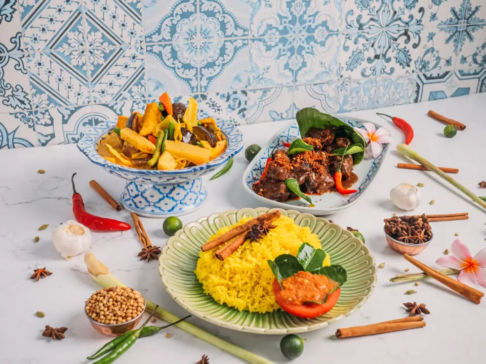 クウィージーンのオープンキッチンカウンターでは、汎アジア料理、西洋料理、インド料理が一日中お楽しみいただけます。