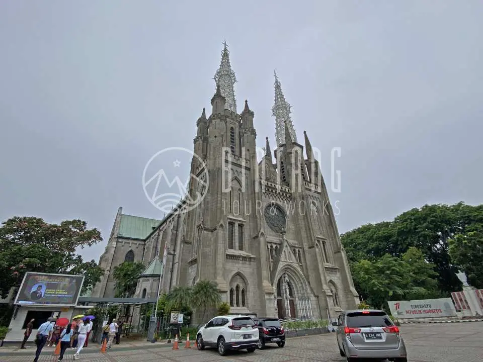雅加达大教堂宏伟的外观，一座令人印象深刻的新哥特式建筑，拥有高耸的双尖塔，邀请游客探索这座位于雅加达市中心的标志性宗教和历史地标。
