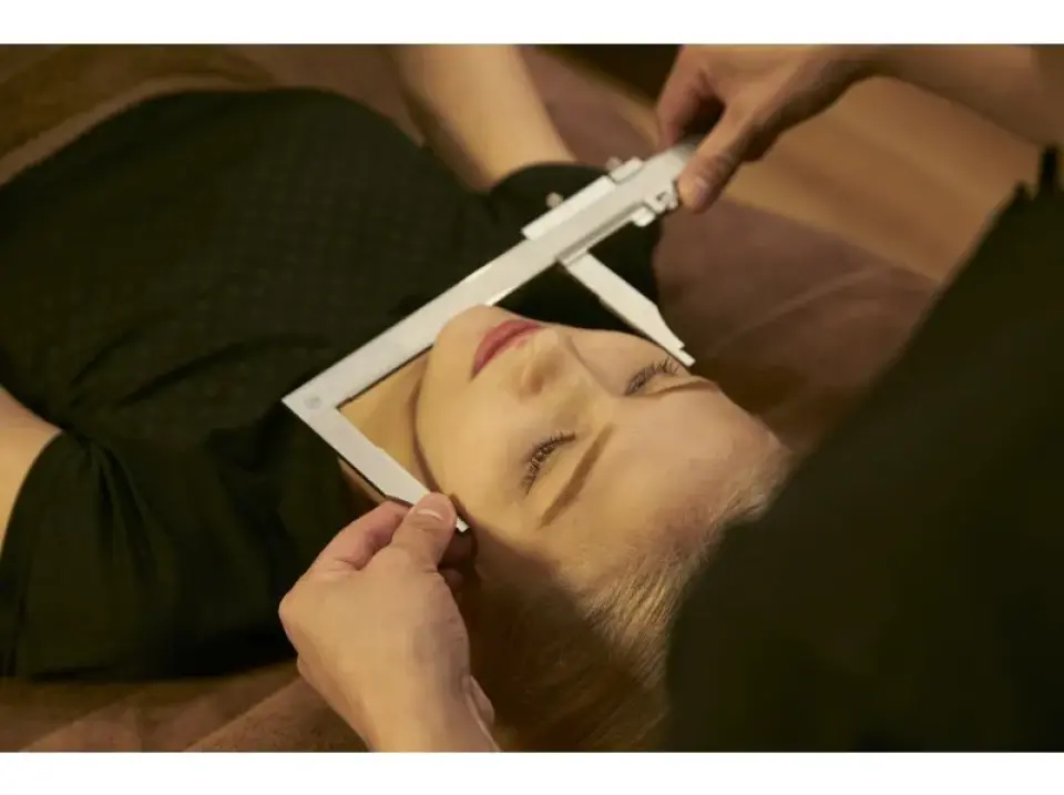 ⑤〈Treatment〉 First, we will start by measuring your face.