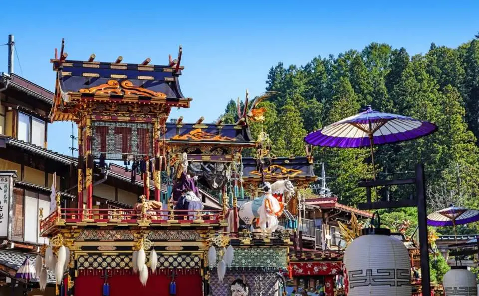 ⚫︎高山祭（秋季）-4小時停留 高山祭是日本最美的三大祭典之一，有 11 輛華麗的花車和傳統慶祝活動，如穿越城鎮的遊行和卡拉庫裡奉獻儀式。