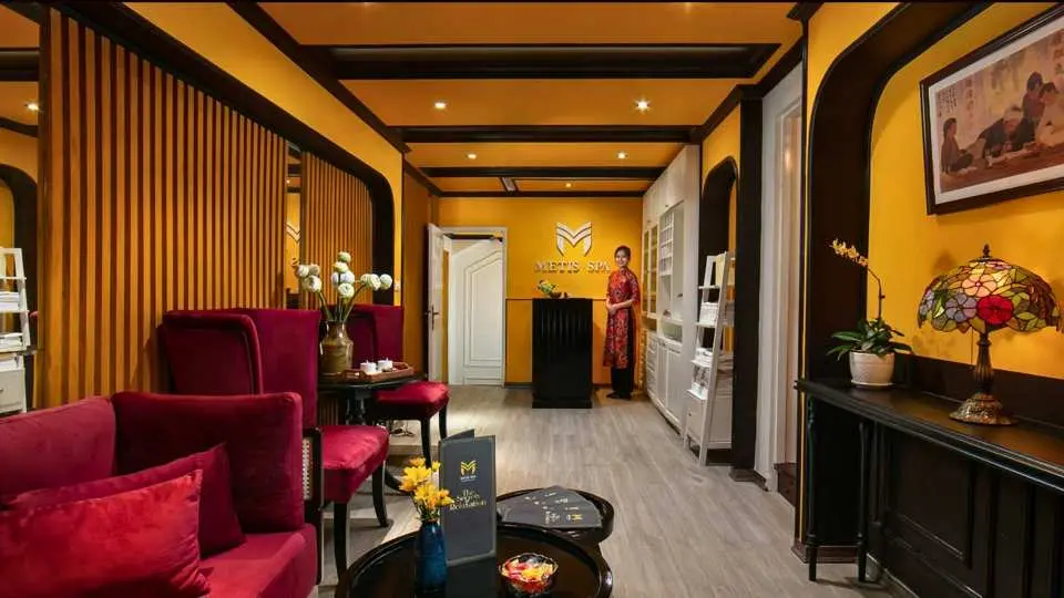 Ẩn mình giữa lòng Phố Cổ Hà Nội, Metis Spa tọa lạc trên đường Nhà Thờ, một trong những nơi đẹp và sầm uất nhất, nơi tập trung các nhà hàng, khách sạn sang trọng