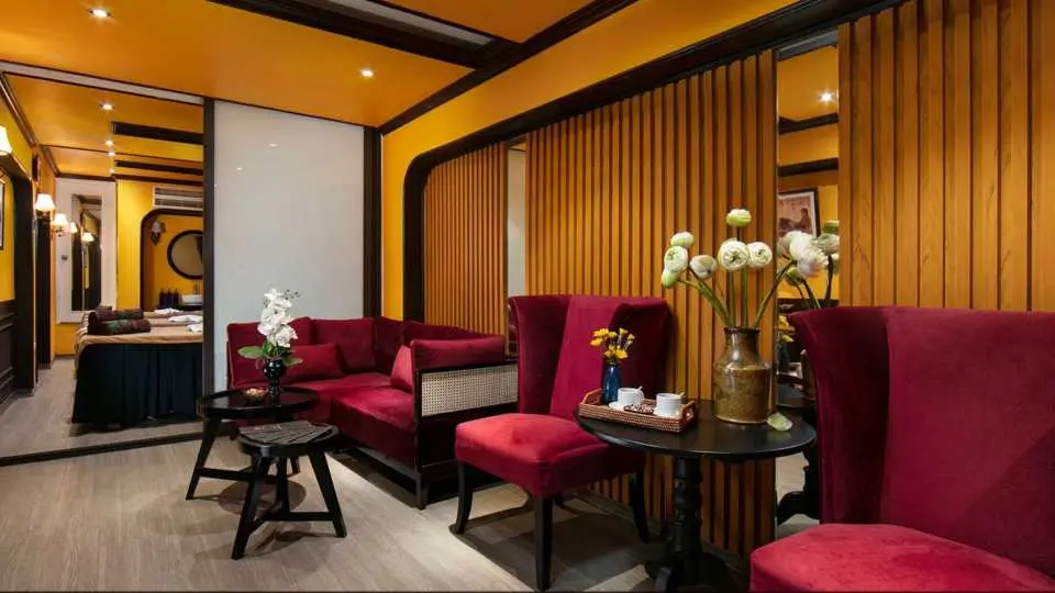 Các không gian được tuyển chọn chu đáo của chúng tôi được thiết kế để nâng niu các giác quan của bạn, mang đến sự thoải mái trong sự sang trọng của chúng. Cho dù bạn đang chờ đợi một liệu pháp sang trọng hay chỉ đơn giản là đắm mình trong sự yên tĩnh, mỗi khoảnh khắc đều là cơ hội để thư giãn và tìm kiếm sự bình yên.