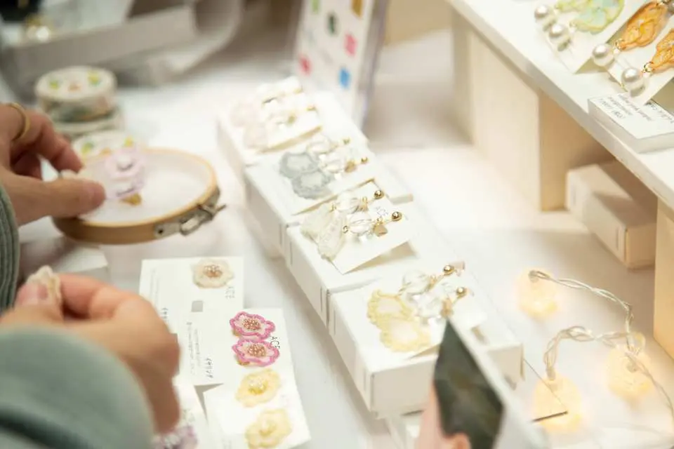 大人気のアクセサリーエリアには、今回もたくさんの作家さんが出展します。