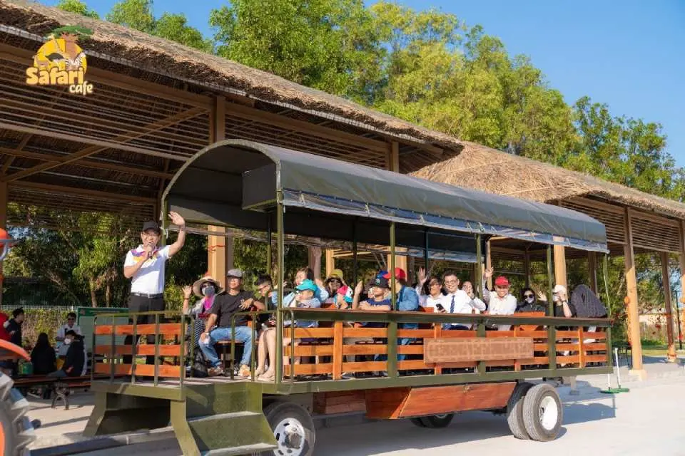 Du khách tại Safari Park của NovaDreams Phan Thiết đang tận hưởng trải nghiệm khám phá động vật gần gũi với thiên nhiên trên xe tham quan độc đáo, có hướng dẫn viên.