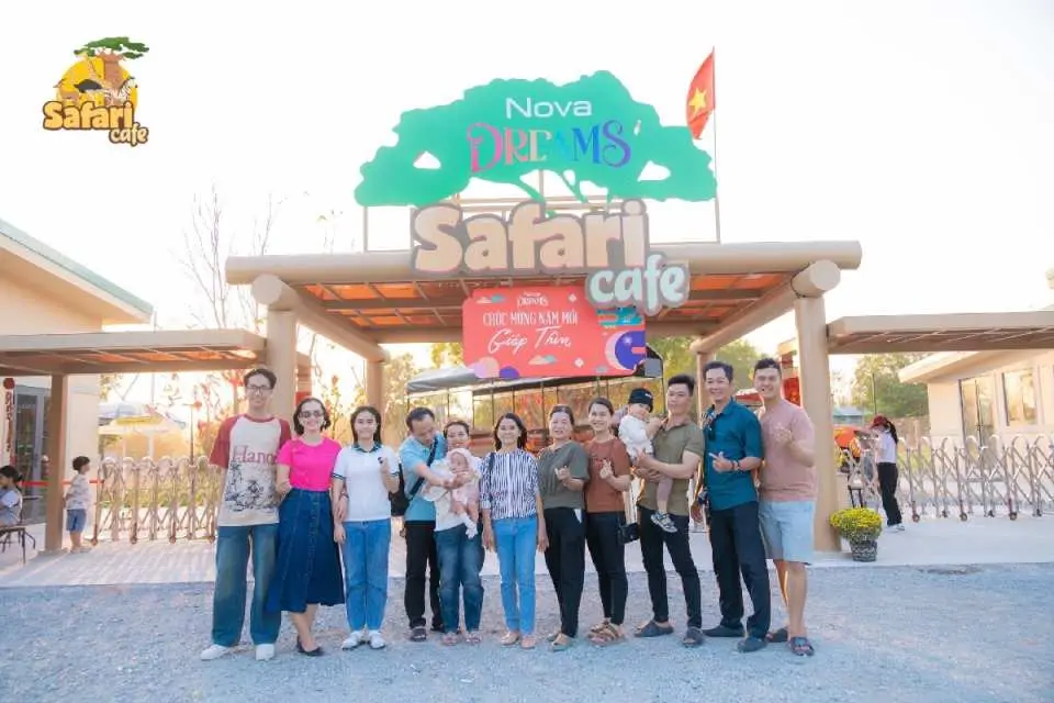Các gia đình và bạn bè vui vẻ chụp ảnh tại cổng vào Safari Cafe của NovaDreams Phan Thiết, sẵn sàng bắt đầu cuộc phiêu lưu khám phá thiên nhiên.
