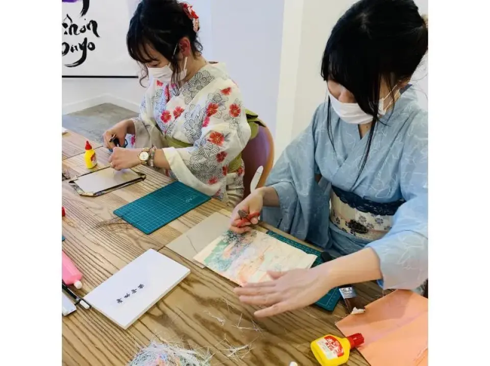 選んだ素材をカットして、表紙にのりやボンドで貼ります。