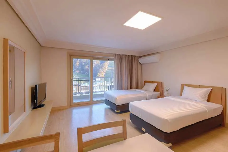ห้องพักเตียงคู่ที่ Vivaldi Park Resort สว่างไสวและกว้างขวาง มีเตียงนอนสบายสองเตียง โทรทัศน์ และระเบียงที่มองเห็นวิวทิวทัศน์ที่ผ่อนคลาย เหมาะสำหรับการพักผ่อนอย่างสะดวกสบาย.