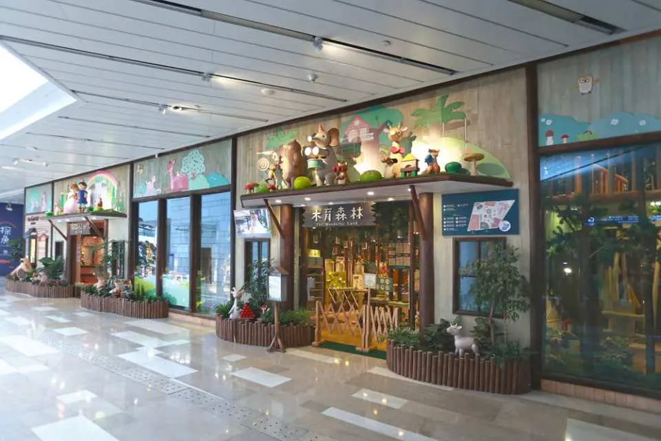 Wooderful life海上世界門市 | 重點設施：空中飛人、搖擺平衡木、保齡球、跳舞飛天豬