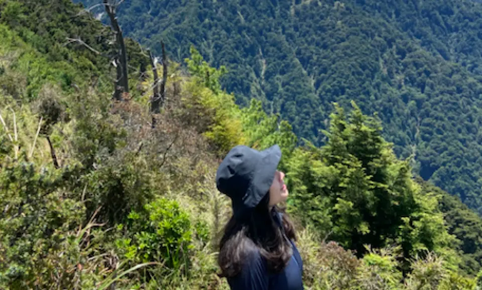 It is 3.4 kilometers one way from the Jinjing Bridge (進逕橋) trailhead to Kuhanuoxin Mountain. At the peak of Mount Kuhanuoxin, enjoy a panoramic view of Yushan and the spectacular Guanshan cliff