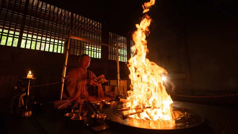 Sáng: Trải nghiệm văn hóa Nhật Bản “Gomadaki” tại chùa Kaminezanji