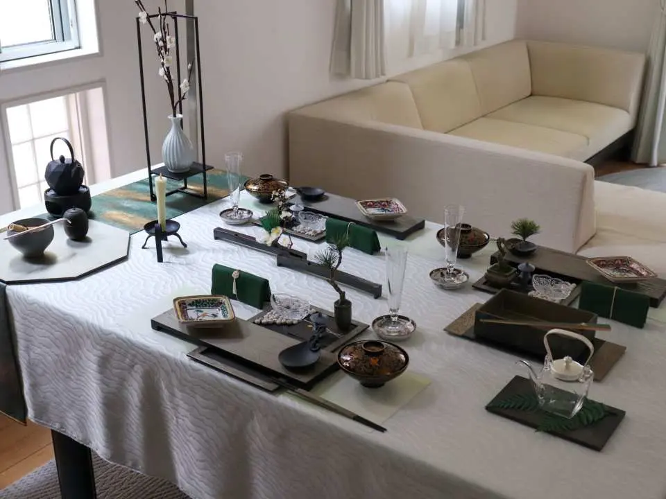 東京餐具節展現的日式傳統茶道與餐桌佈置，簡約優雅的餐具與茶具，營造寧靜和諧氛圍。