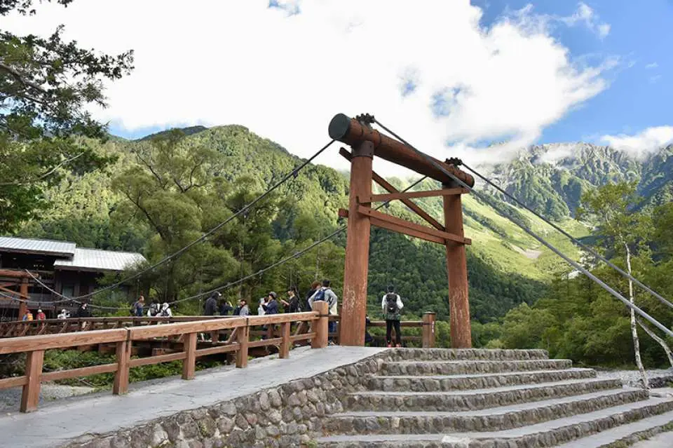 The most famous landmark bridge in Kamikochi. Standing on the bridge, you can see Yagayasu and Hotaka in the distance. Restaurants, cafes and souvenir shops are clustered around the bridge.