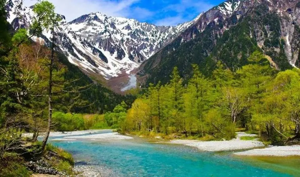 The clear stream of Azusa River and the peaks of the Hotaka mountain range complement each other, creating a classic photo opportunity in Kamikochi, with different stunning colors in spring, summer and autumn.