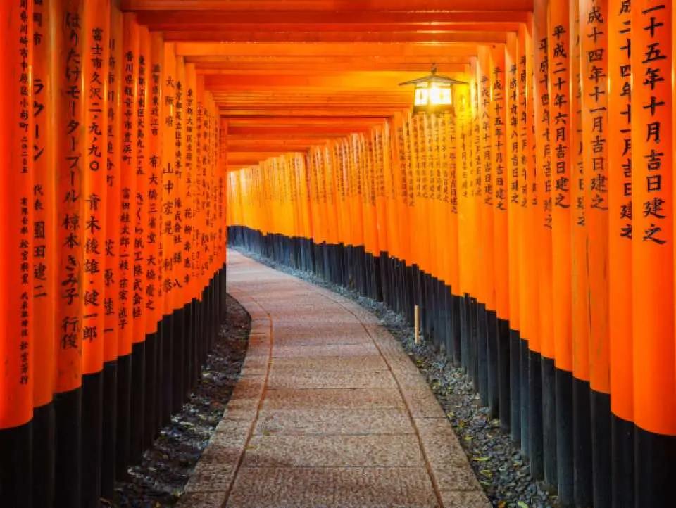 Đền Fushimi Inari Taisha là trụ sở chính của tất cả các đền thờ Inari ở Nhật Bản, thờ thần Inari, vị thần phù hộ cho mùa màng bội thu và kinh doanh thịnh vượng. Dãy cổng torii màu cam sáng dường như vô tận trên con đường dẫn đến Núi Inari thật ngoạn mục và là một trong những thắng cảnh nổi tiếng nhất ở Nhật Bản.