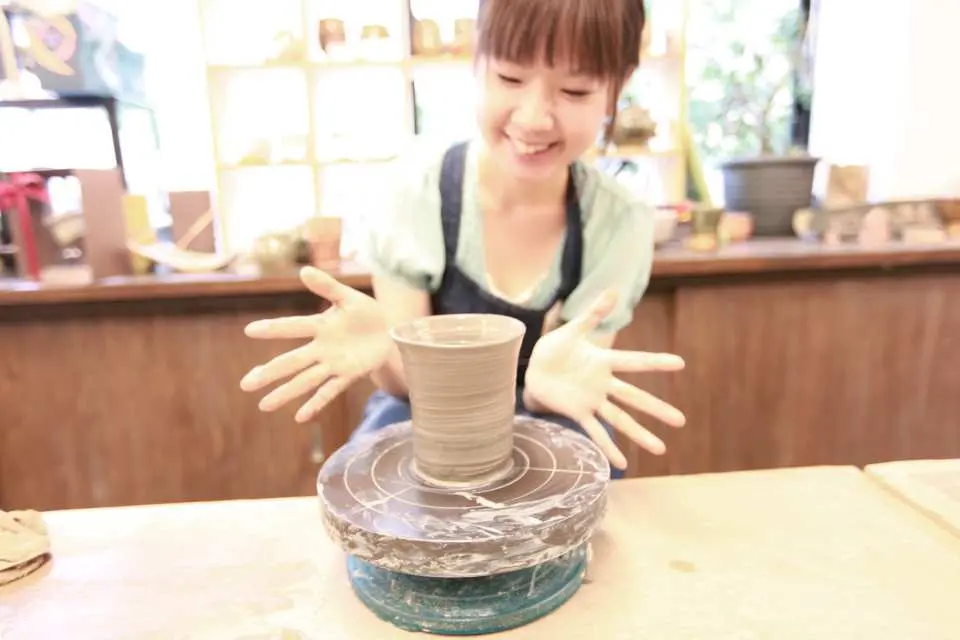 ⑤ 繪畫及其他裝飾齊全