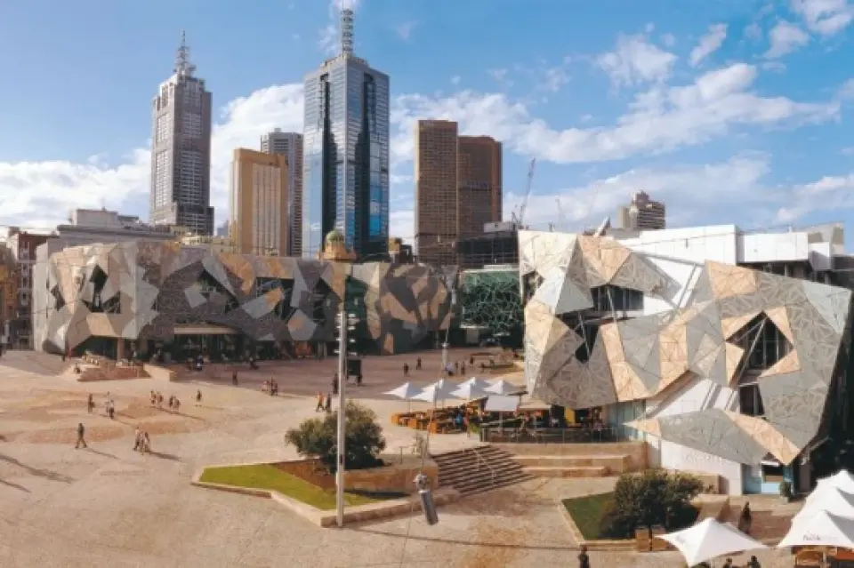 【墨爾本Melbourne不●〉照●聖派翠克大教堂〉照●費茲洛花園〉照●咖啡巷〉照●塗鴉巷〉市區電車〉照●聯邦廣場】