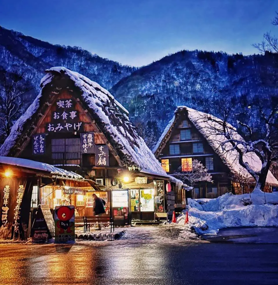 童話般的視角體驗，您可以看見被堆積成雪毯的白川鄉在夜晚降臨後閃爍著點點光芒，是很難得的人生體驗。