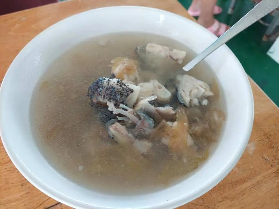 澎湖潮間帶活動後，享用一碗熱騰騰的酸高麗菜鮮魚湯，暖心又暖胃。