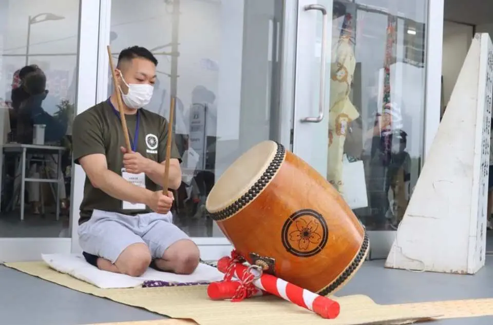 Hear the Yose-daiko (morning drum), which was originally used as a signal to summon the masters for consultation. Catch the drums being played from 8:30 am to 9:00 am which notifies spectators of the venue being opened