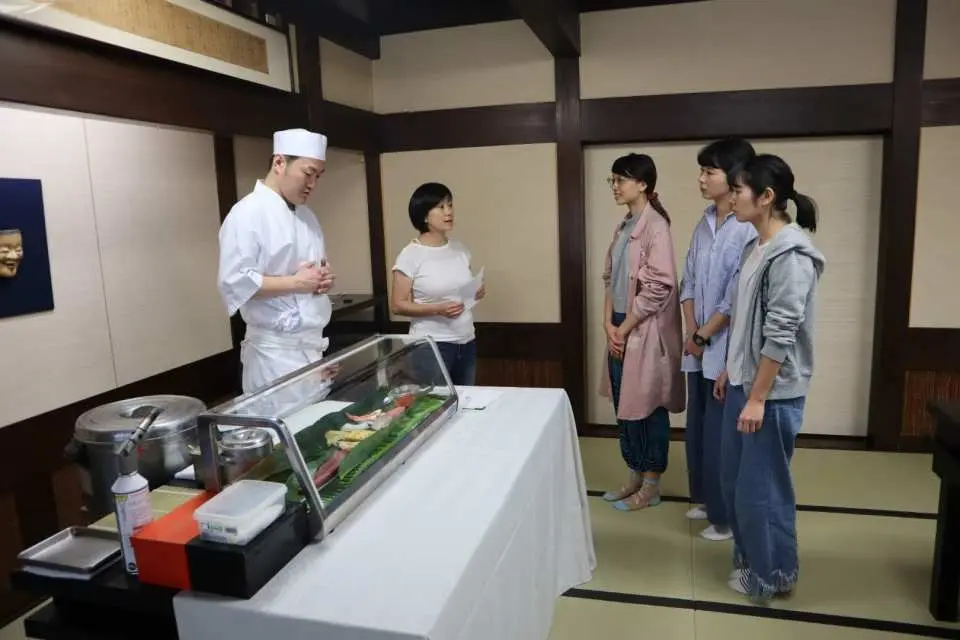 ก่อนอื่น เราจะบรรยายสั้น ๆ เกี่ยวกับประวัติของซูชิและประวัติของร้านอาหารของเรา