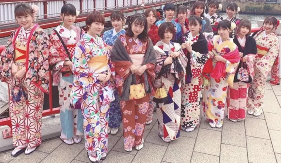 淺草橋上，一群年輕女性身穿各式繽紛和服，展示多樣化租賃選擇，為團體旅遊增添日本風情。