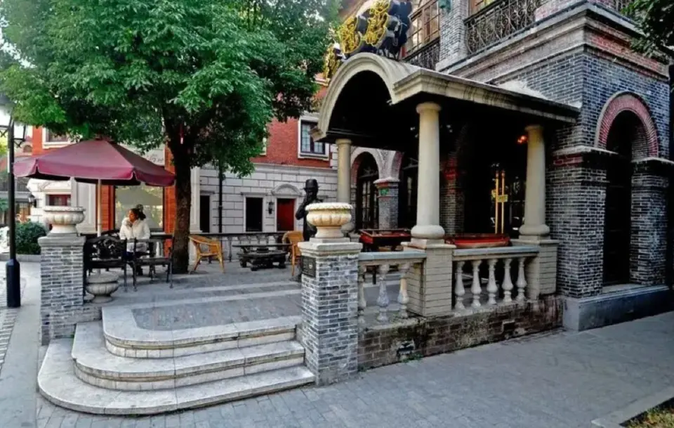 “多伦路文化名人街”代表了20世纪20年代至1930年代上海的历史文化和人文风情。您将漫步在博物馆、古玩古玩馆、书画家工作室、书店和文学俱乐部、茶馆和酒吧。