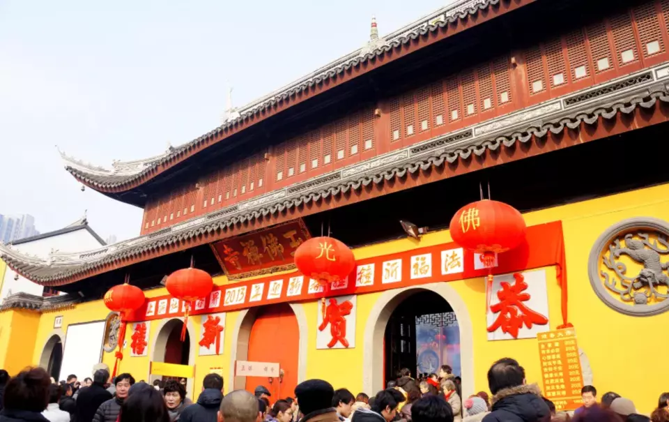 遊覽美麗的佛教寺廟——『玉佛寺』。玉佛寺因寺內主要供奉玉佛而得名，因其屬禪宗臨濟法系，修習禪法，故又名玉佛禪寺。玉佛寺作為上海旅遊的十大景點之一，它雖地處繁華的市區，卻又鬧中取靜，被喻為鬧市中的一片凈土。您可以在擁有多個房間和令人印象深刻的佛像的寺廟建築群中漫步，看到當地的朝拜者，跟隨導遊了解迷人的宗教文化。