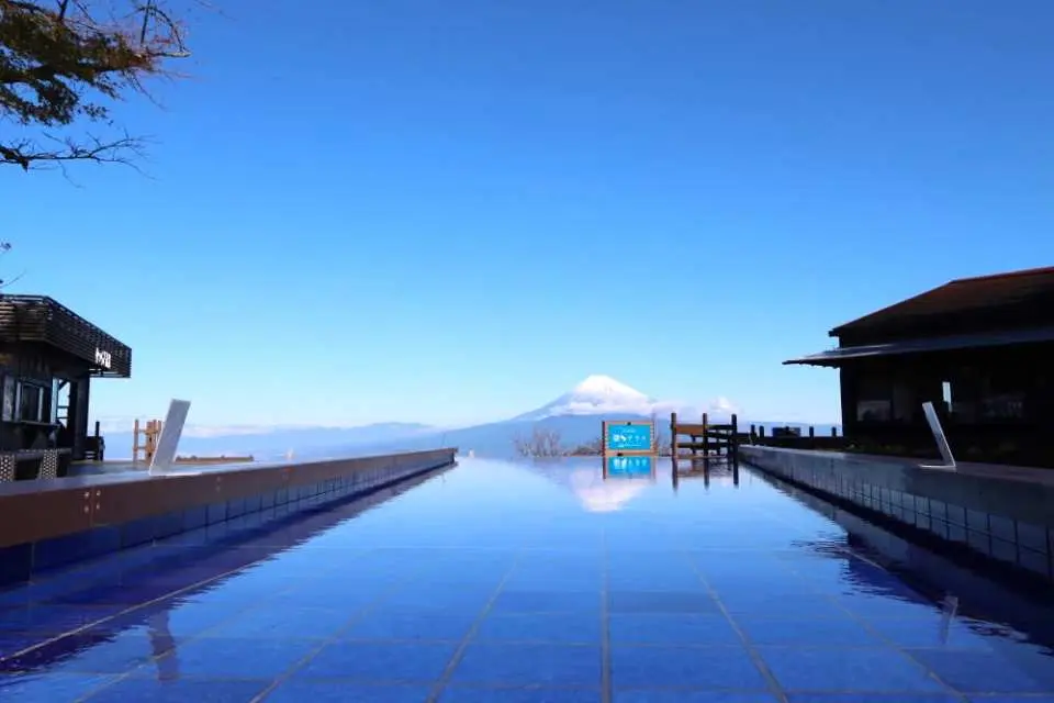 Izu Province Panoramic Park is located on Mount Katsunari, 452 meters above sea level. The Sky Park is located at the top of the mountain. You can reach the top of the mountain in 7 minutes by cable car. The cable car is 1,791 meters long and has a height difference of 411 meters. You can enjoy a bird's eye view of Izukuni City.