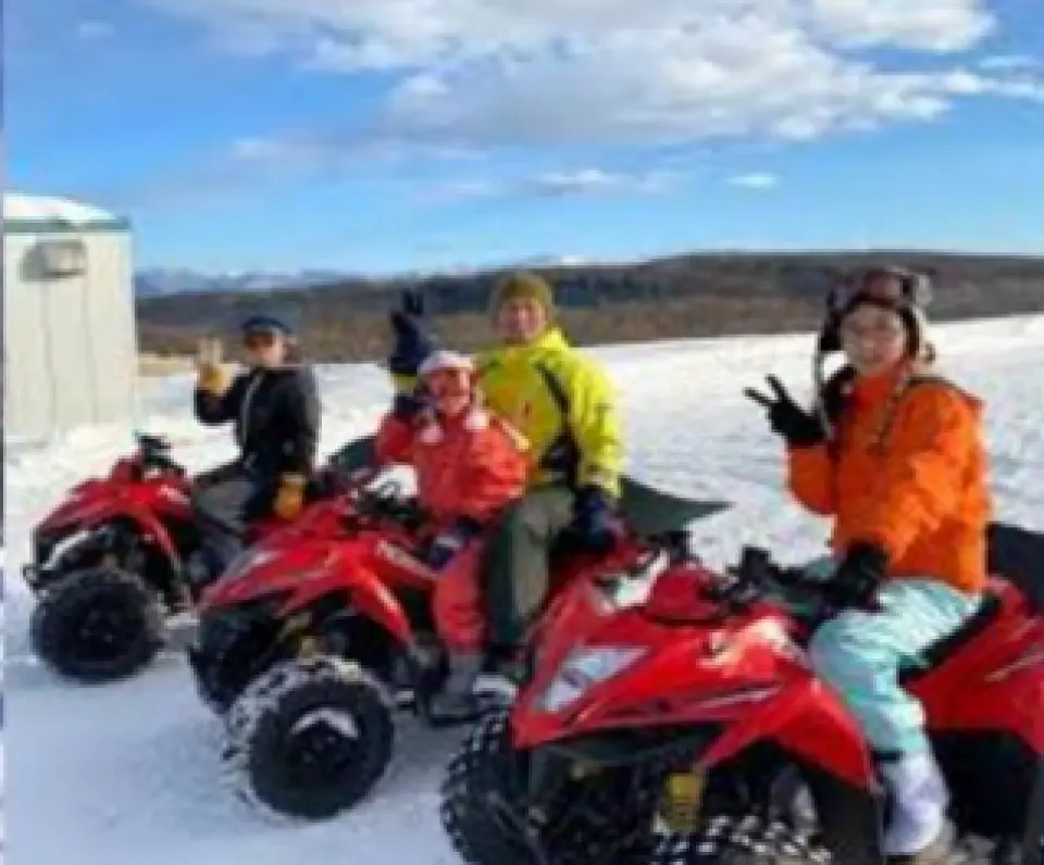 ミニオフロード車に乗って、専用の雪上コースでの走行を楽しみましょう。