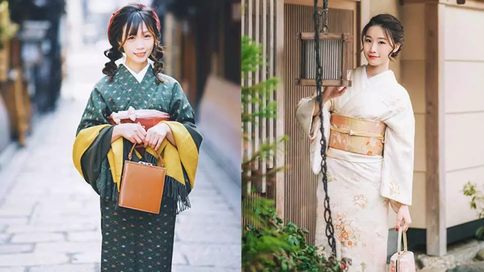 緑や白の着物を着た女性たちが、精巧なハンドバッグと日本の提灯を合わせ、京都祇園の小道で多様な着物コーディネートのストリートスナップを披露しています。