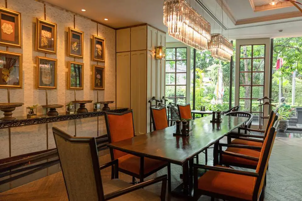 Trải nghiệm bầu không khí râm mát Trông thật đẹp mắt với cửa sổ kính cao cho tầm nhìn ra khung cảnh cây xanh tươi tốt.