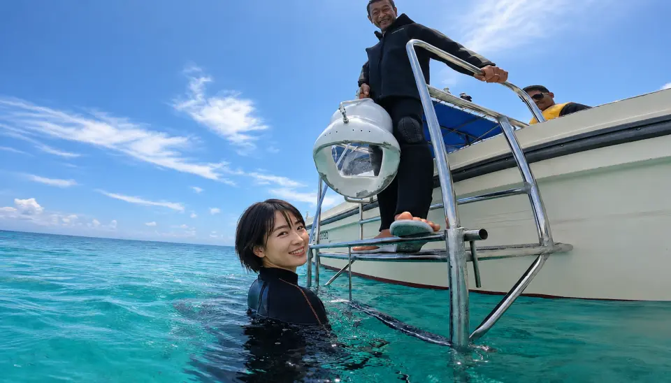 はしごを利用して、海の底まで潜降します