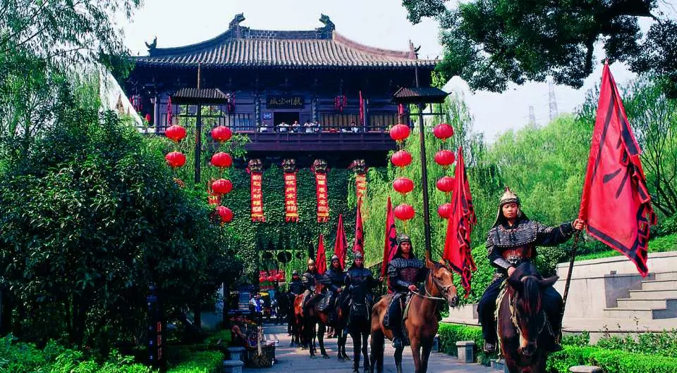 Song City takes "architecture as form and culture as soul" as its business philosophy and is built in the style of the Song Dynasty. The main building is based on the long scroll "Along the River During the Qingming Festival" by the Northern Song Dynasty painter Zhang Zeduan, and is built in accordance with the Song Dynasty's "Building Style", restoring the The urban style of the Song Dynasty is the first theme park in Hangzhou that reflects the cultural connotation of the two Song Dynasties.