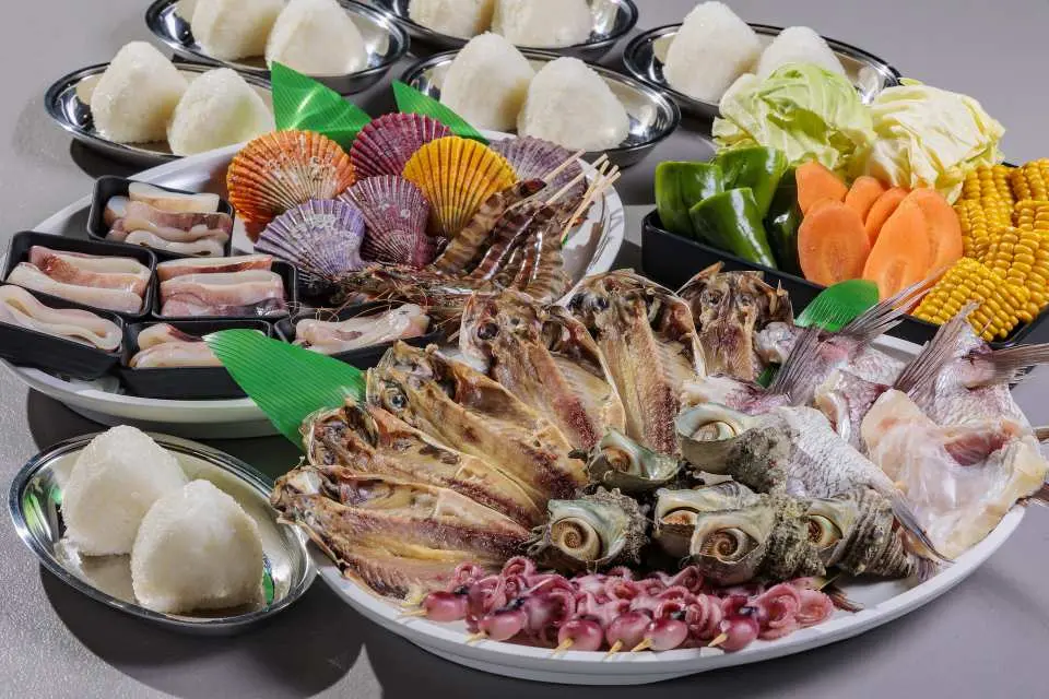 Lunch: Seafood BBQ (the picture is a schematic diagram for six people, the content may be changed due to the purchase status or seasonal production, please be informed)